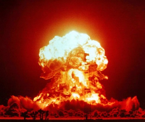 705px-Explosion-atomique.jpg